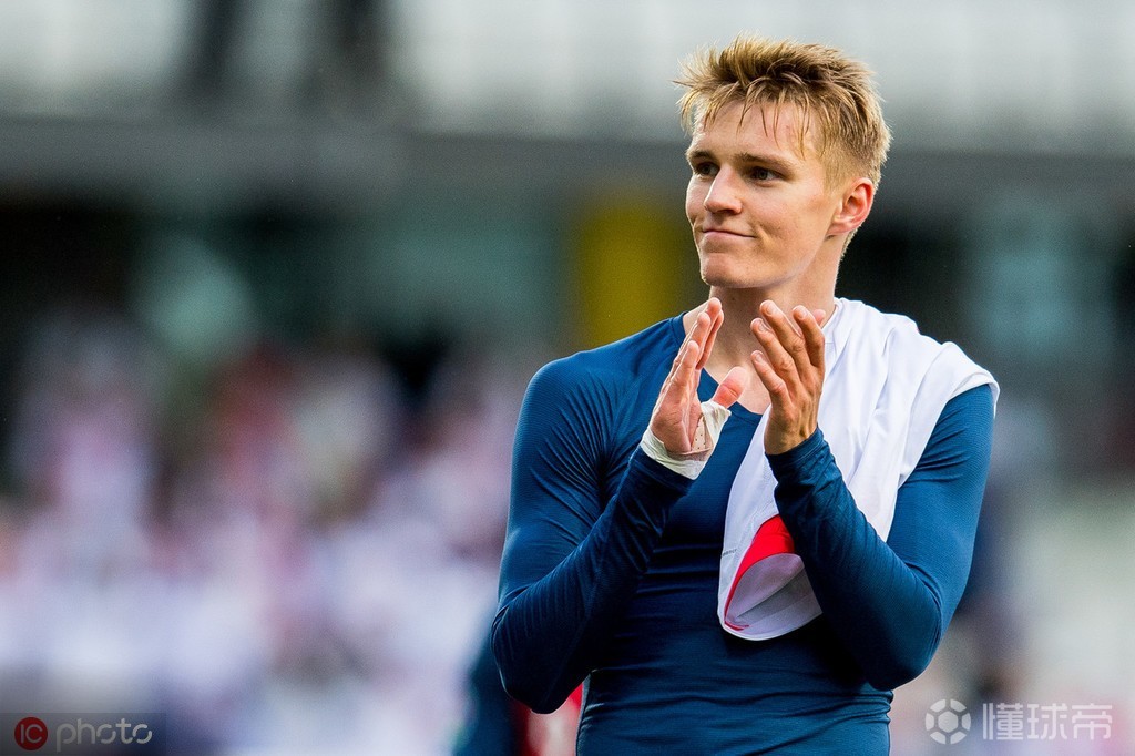 勒沃库森发布备战花絮，加时末段造点机会，荷甲任务艰巨，更衣室氛围转暖 