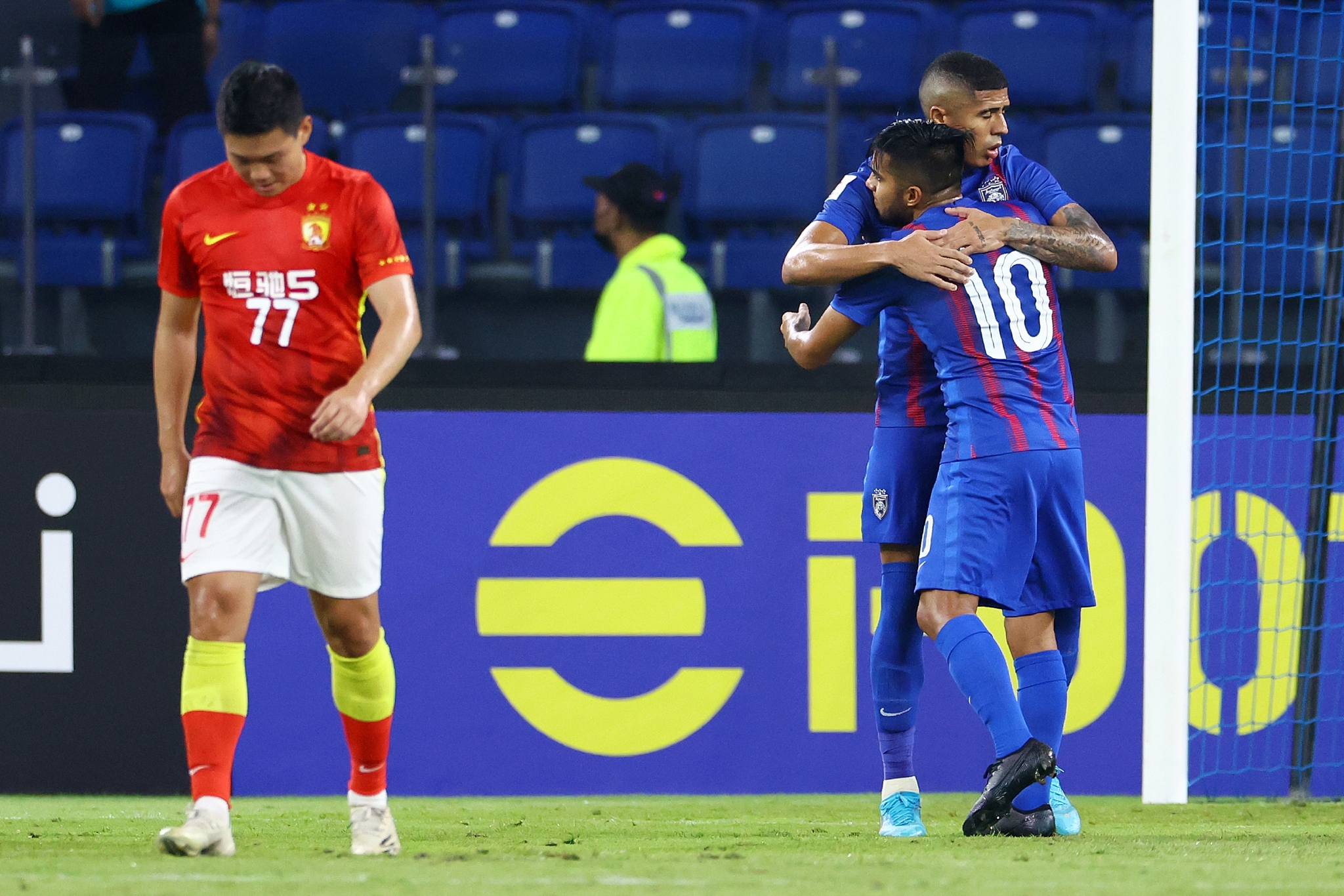 包含今夜体能课后，利物浦状态回暖备战亚冠，压力陡增，更衣室氛围转暖的词条