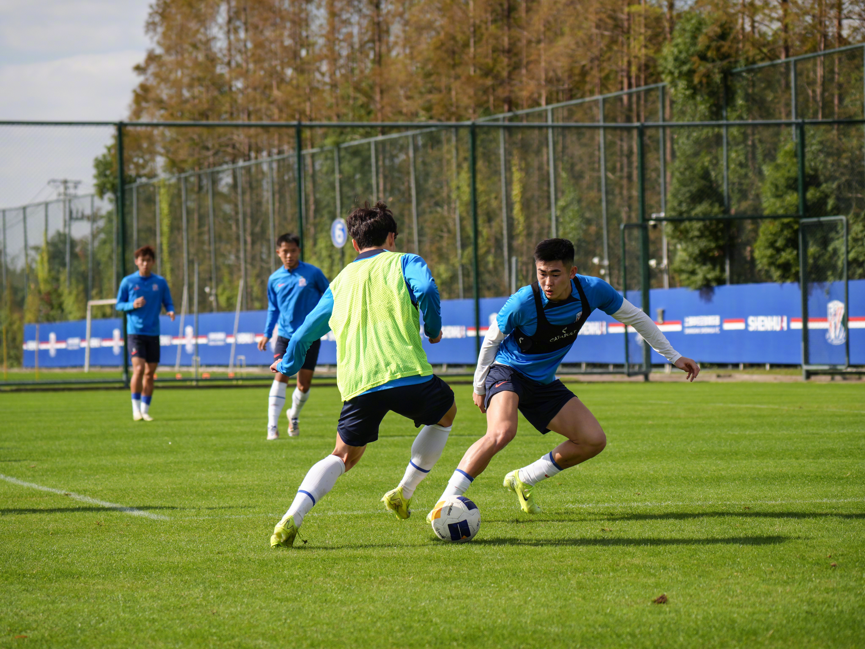 包含今夜体能课后，利物浦状态回暖备战亚冠，压力陡增，更衣室氛围转暖的词条